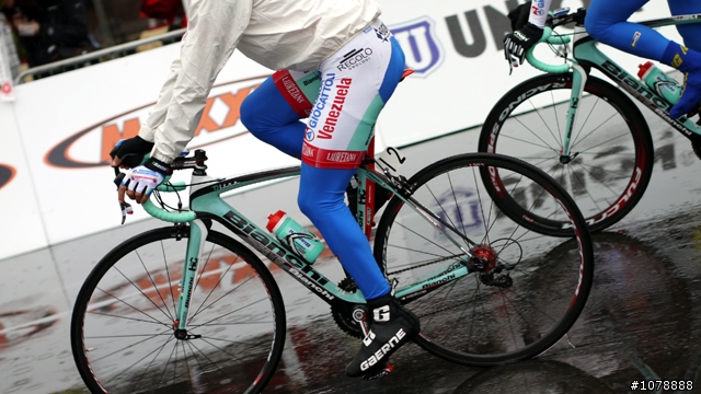 (01看圖) 0310 雨中街賽