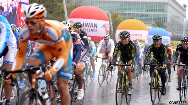 (01看圖) 0310 雨中街賽