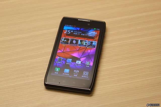 大電量救世主降臨(RAZR Maxx、iPhone 4S、HTC One X、SAMSUNG SII電力大亂鬥 )