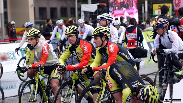 (01看圖) 0310 雨中街賽