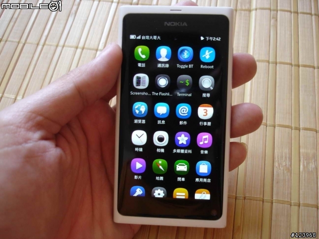 NOKIA N9 白色64G 簡單開箱 5/4 影片更新