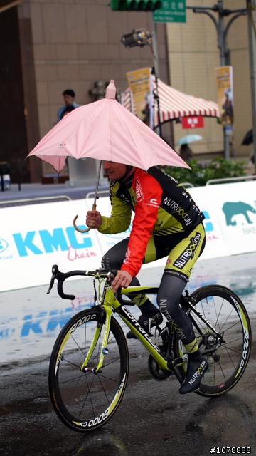 (01看圖) 0310 雨中街賽