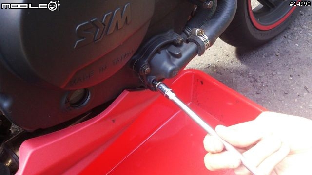 [教學]SYM T2更換水箱水、火星塞、安裝水溫表