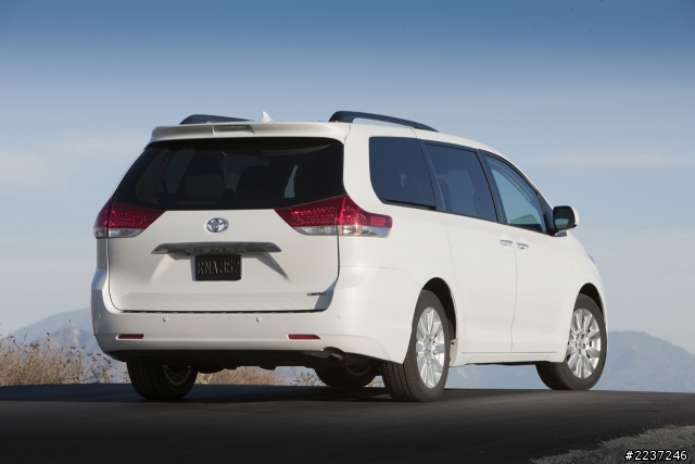 TOYOTA Sienna 休旅車你會買Sienna 2.7還是3.5好？