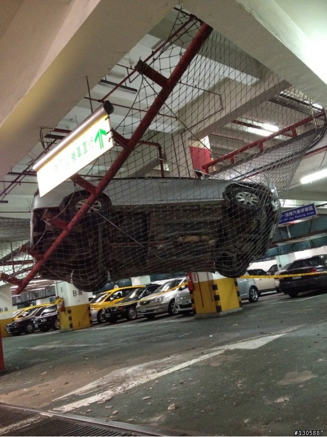 人客阿 台北沒車位也不用這樣停吧 ~