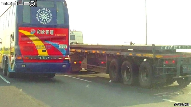 國一拖板車爆胎瞬間照片