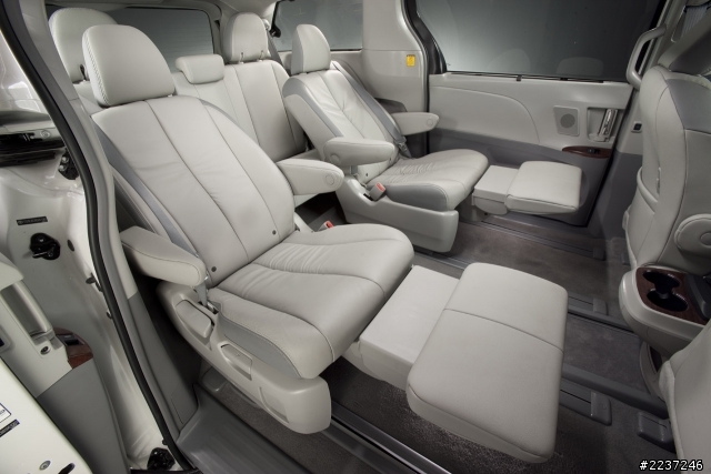 TOYOTA Sienna 休旅車你會買Sienna 2.7還是3.5好？