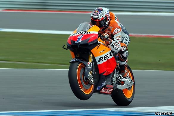 motogp荷蘭站2012/6/30第一個彎就知道輸贏了 還要看嗎??