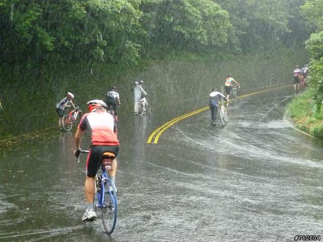 大雨中奮戰 北濱100挑戰賽