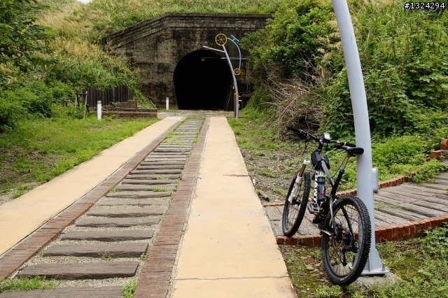 外埔漁港 ~ 好望角 (濱海自行車道、同興老街、公司寮漁港、好望角、off road 、拍火車、舊鐵道、隧道、海角樂園、過港貝殼化石、鄭崇和墓、黑輪伯 + 杏仁露)