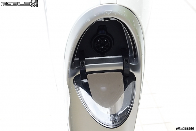 電動車充電座裝置完成，柏金橙色模型車已可在各地生活館索取。