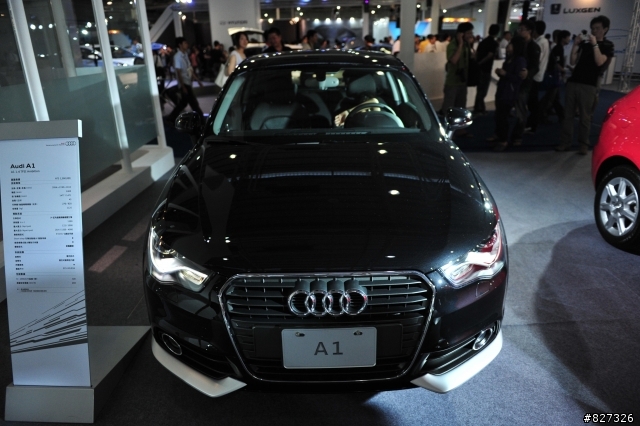 台中車展...燈光打的真是好阿!