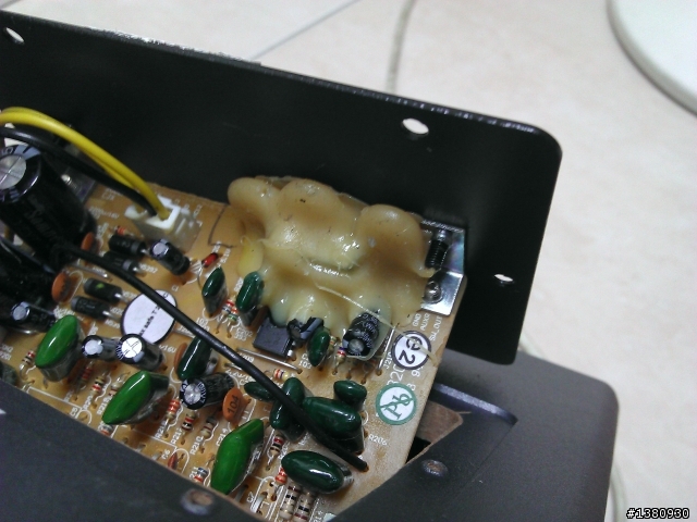 ALTEC VS2521 喇叭內的基板這樣灌膠是否是正常的!!??(附圖)