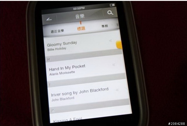 [開箱]「輕薄、時尚」iriver B100 MP4 可看PDF的新機