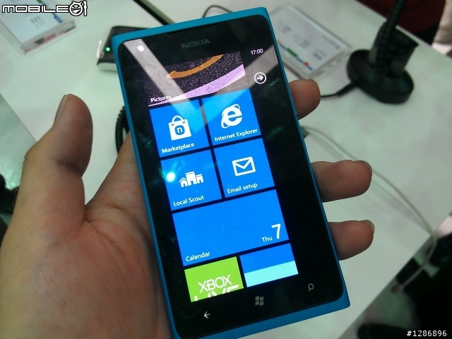 computex 試玩windows phone的手機~~
