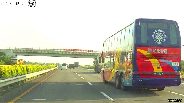 國一拖板車爆胎瞬間照片