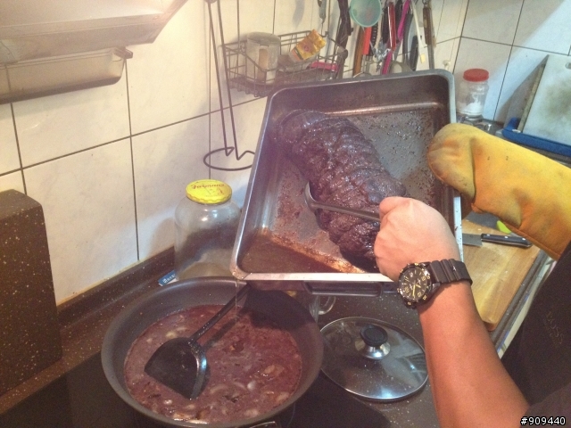 準備明天晚上的大餐，英式烤牛肉
