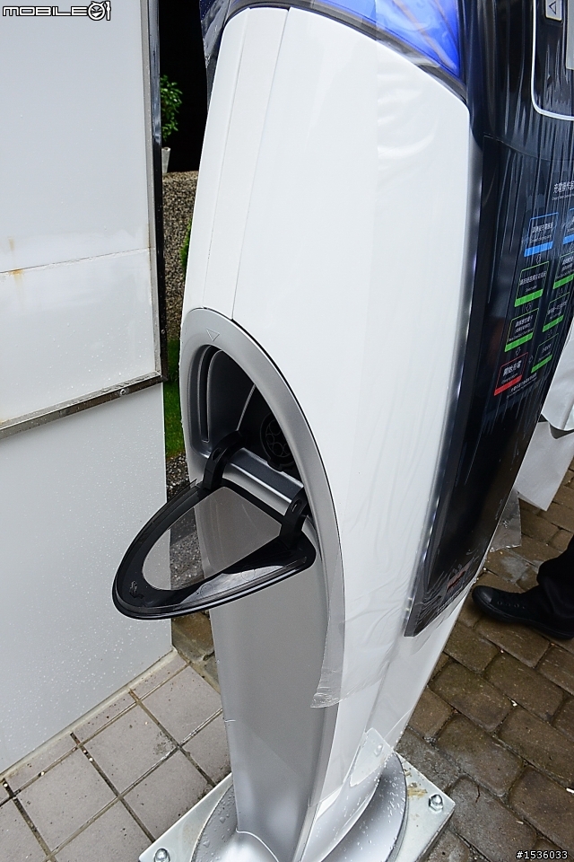 電動車充電座裝置完成，柏金橙色模型車已可在各地生活館索取。