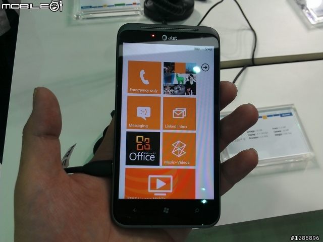 computex 試玩windows phone的手機~~