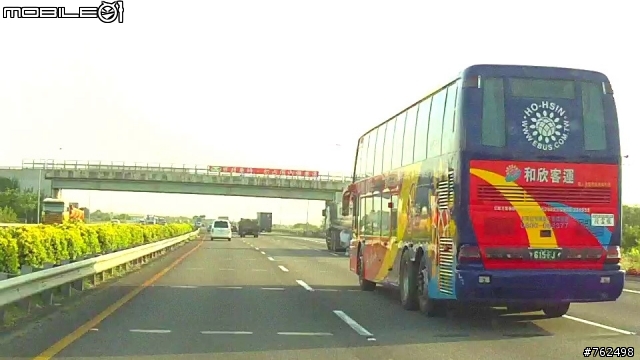 國一拖板車爆胎瞬間照片