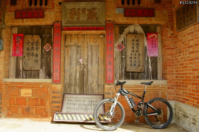 外埔漁港 ~ 好望角 (濱海自行車道、同興老街、公司寮漁港、好望角、off road 、拍火車、舊鐵道、隧道、海角樂園、過港貝殼化石、鄭崇和墓、黑輪伯 + 杏仁露)