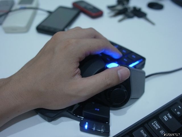 [戰隊]PWNED-媽~我得獎了!!RAZER NAGA HEX+NOSTROMO諾斯魔鍵 試用心得