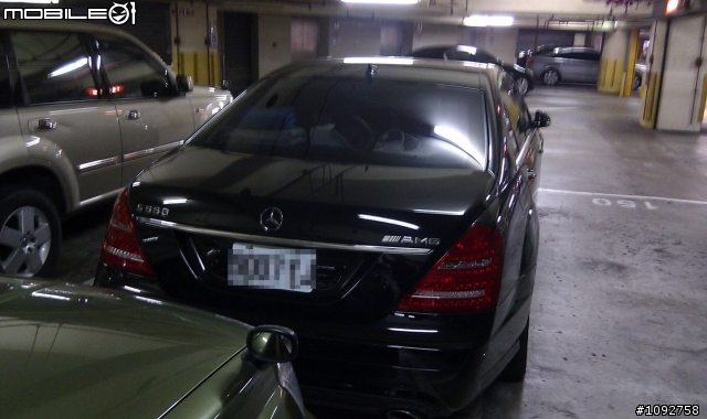 這台 BENZ S550 AMG 旁邊的空車位停的進去嗎？