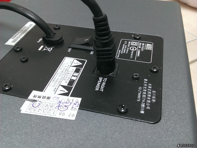 ALTEC VS2521 喇叭內的基板這樣灌膠是否是正常的!!??(附圖)