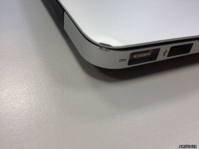 心疼呀! macbook air 撞擊地面後…