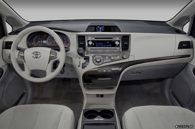 TOYOTA Sienna 休旅車你會買Sienna 2.7還是3.5好？