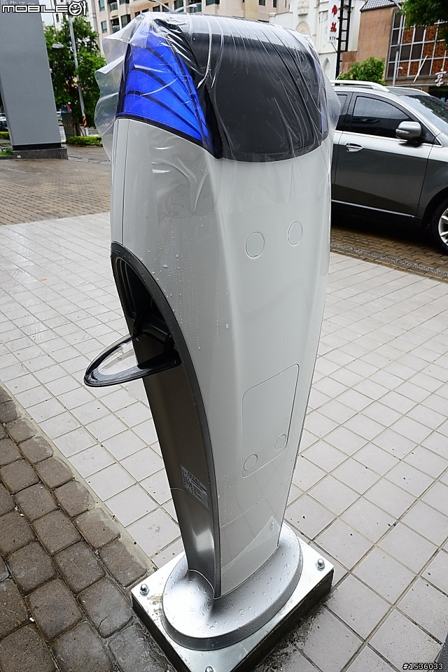 電動車充電座裝置完成，柏金橙色模型車已可在各地生活館索取。