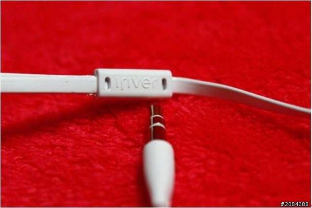 [開箱]「輕薄、時尚」iriver B100 MP4 可看PDF的新機