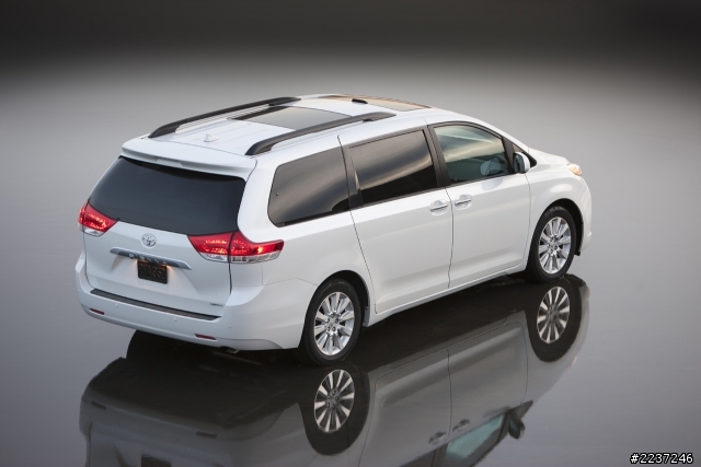 TOYOTA Sienna 休旅車你會買Sienna 2.7還是3.5好？