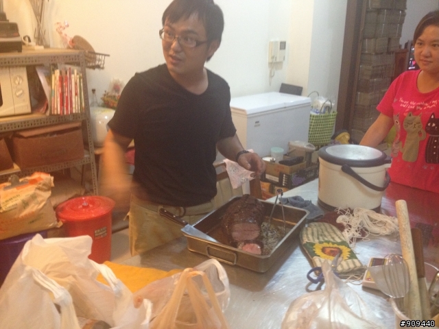 準備明天晚上的大餐，英式烤牛肉