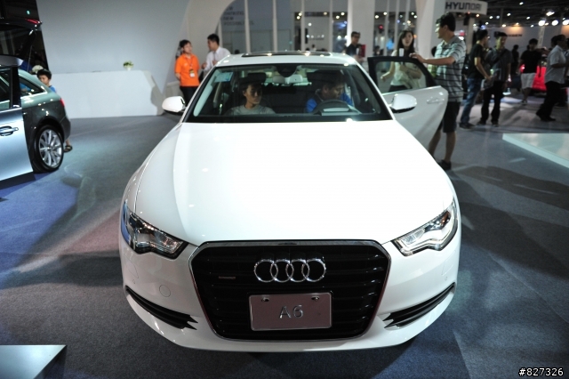 台中車展...燈光打的真是好阿!