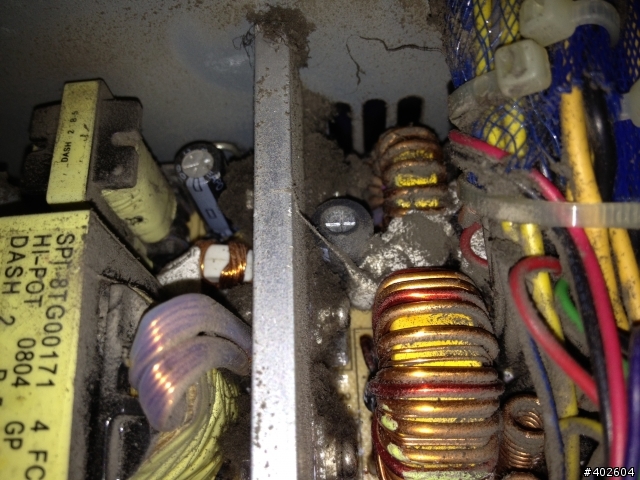 請問內圖的這顆電容算是爆了？