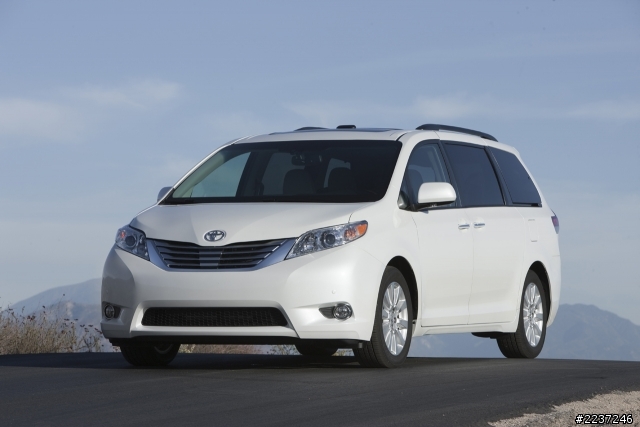 TOYOTA Sienna 休旅車你會買Sienna 2.7還是3.5好？
