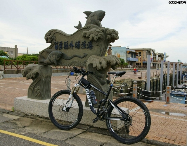 外埔漁港 ~ 好望角 (濱海自行車道、同興老街、公司寮漁港、好望角、off road 、拍火車、舊鐵道、隧道、海角樂園、過港貝殼化石、鄭崇和墓、黑輪伯 + 杏仁露)