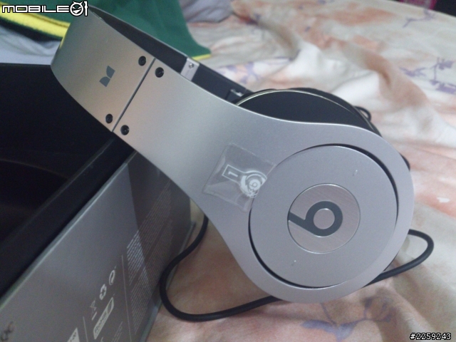 [開箱] Monster Beats Studio by Dr.Dre 質感銀色入手