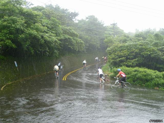 大雨中奮戰 北濱100挑戰賽