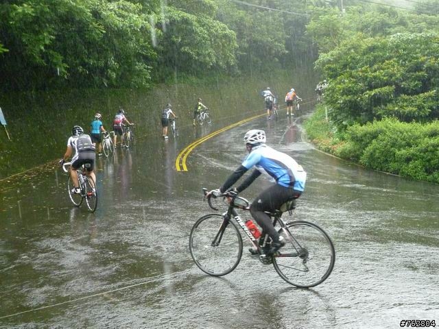 大雨中奮戰 北濱100挑戰賽