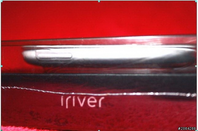 [開箱]「輕薄、時尚」iriver B100 MP4 可看PDF的新機