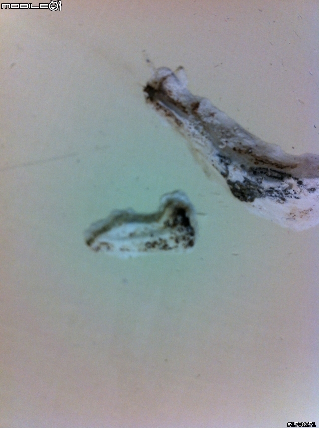 為何家裡水泥牆會出現黑色的小洞？