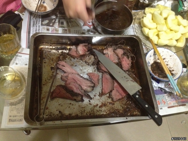 準備明天晚上的大餐，英式烤牛肉