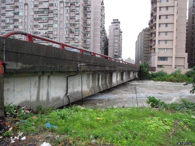 桃園建商蓋房子已經無所不用其地了....