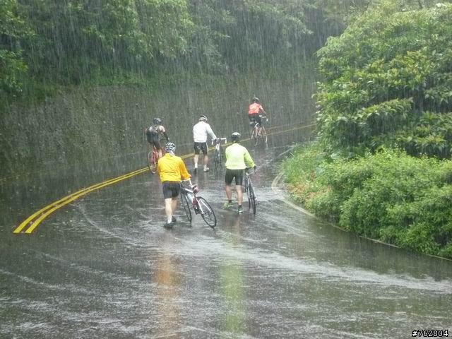 大雨中奮戰 北濱100挑戰賽