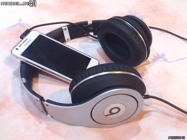 [開箱] Monster Beats Studio by Dr.Dre 質感銀色入手
