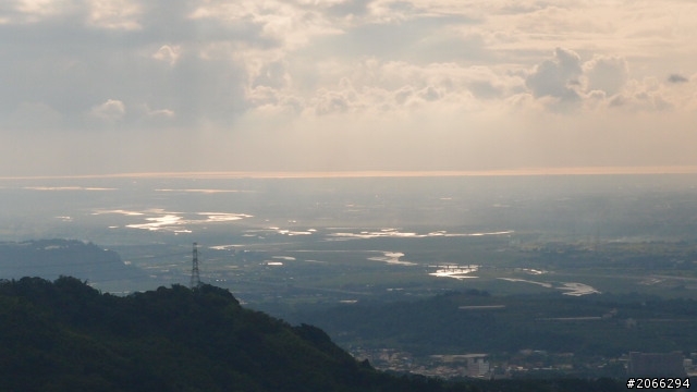 鹿谷凍頂的山腰景色~有空可以去看看
