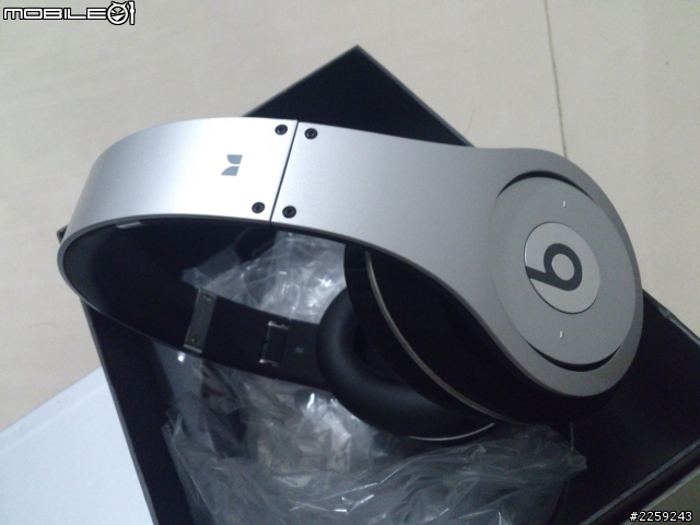 [開箱] Monster Beats Studio by Dr.Dre 質感銀色入手