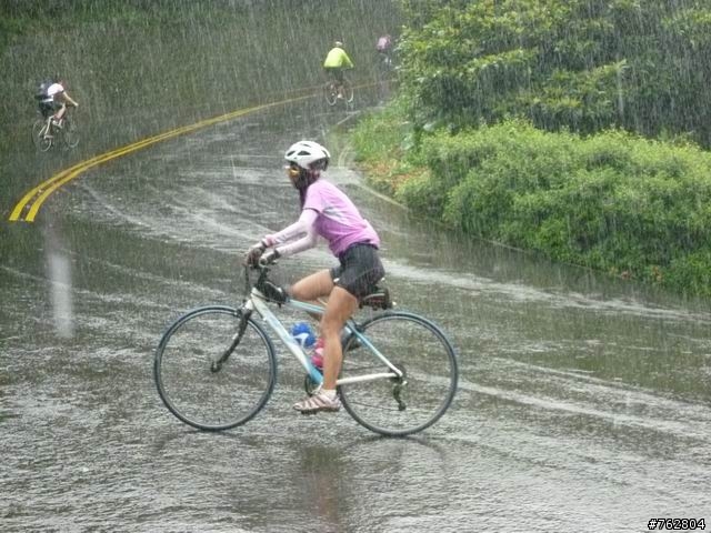 大雨中奮戰 北濱100挑戰賽